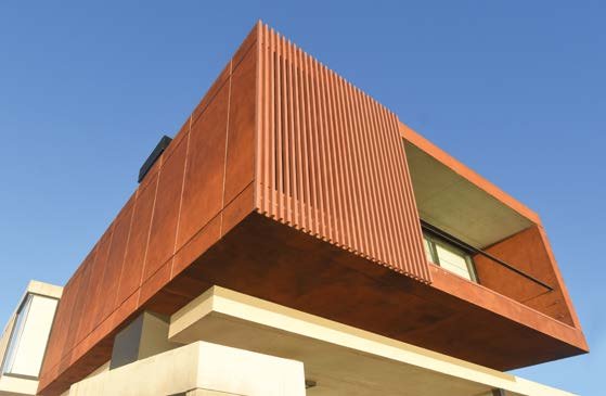 Casa Acacias: Volumen superior en tono óxido con parasoles metálicos