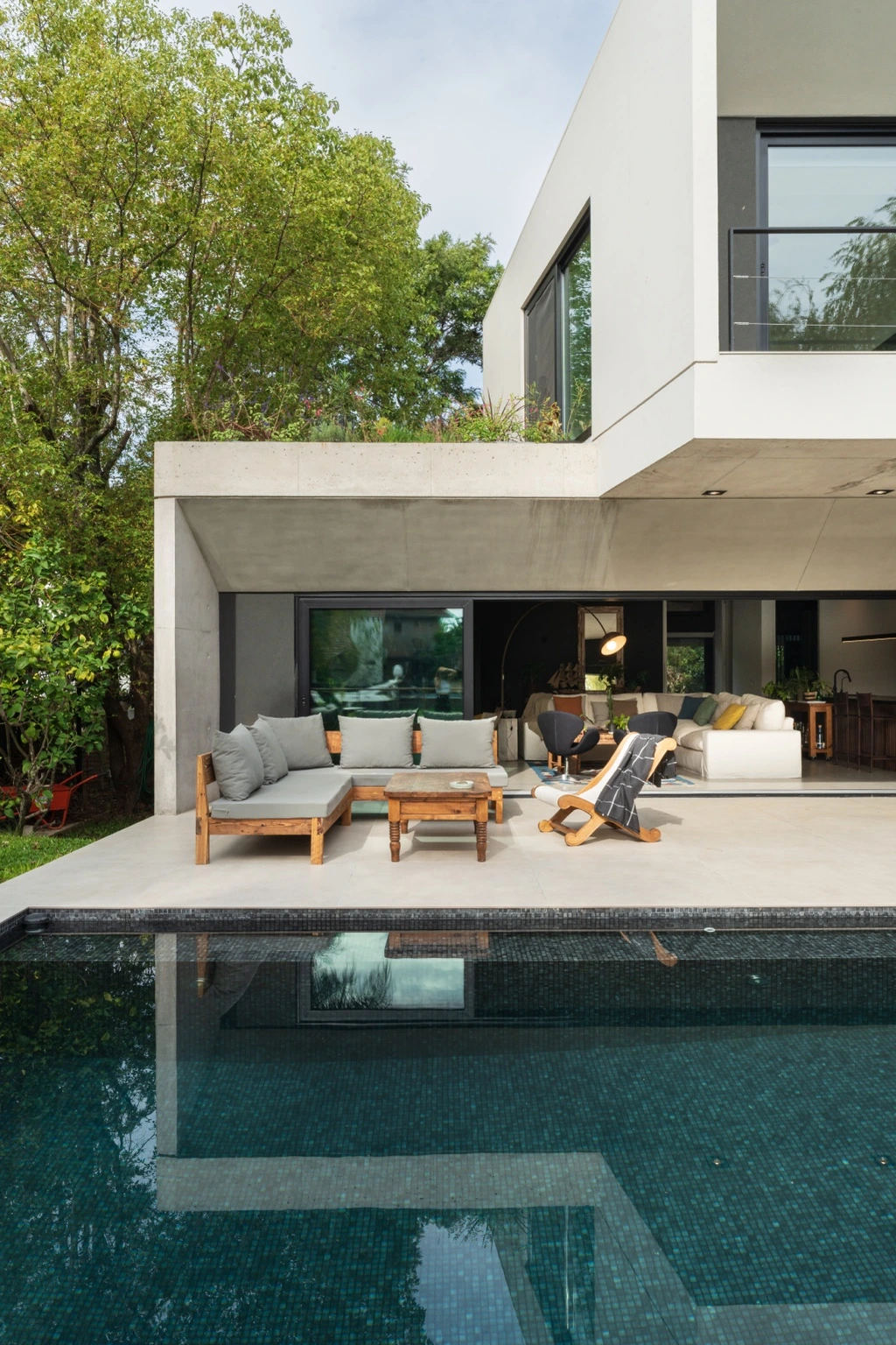 Casa Boat: pileta y galería hacia el jardín